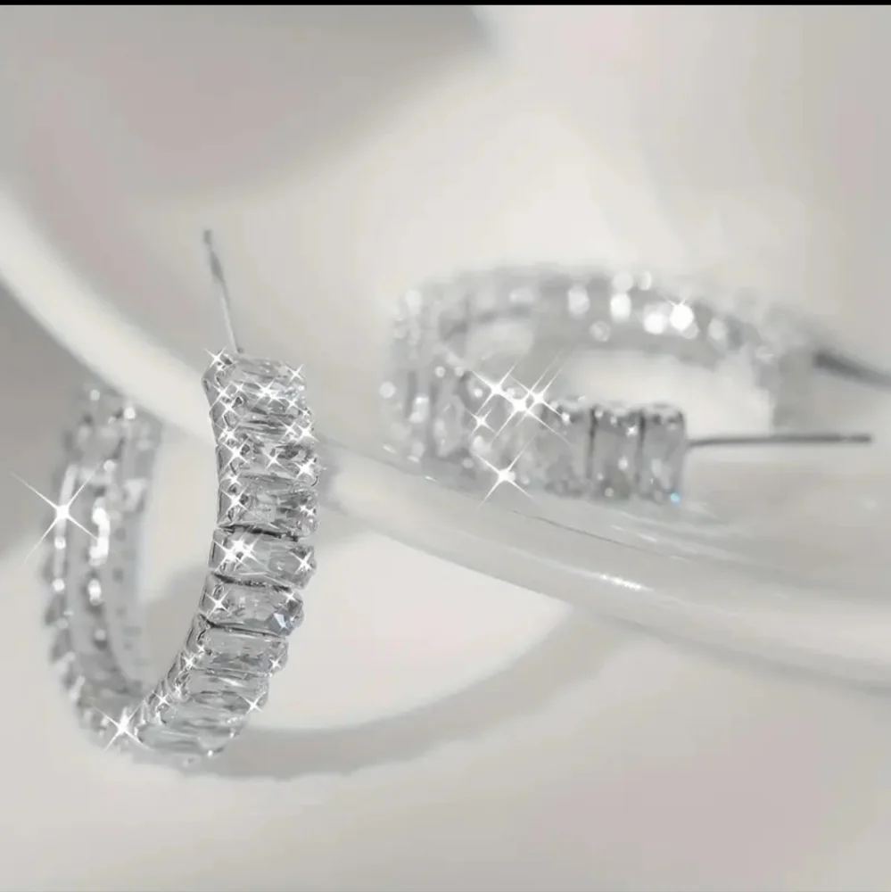 Sliver diamond hoop earrings - Picture 5 of 6